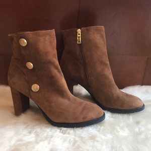 Isaac Mizrahi Brown Suede Booties, size 8
